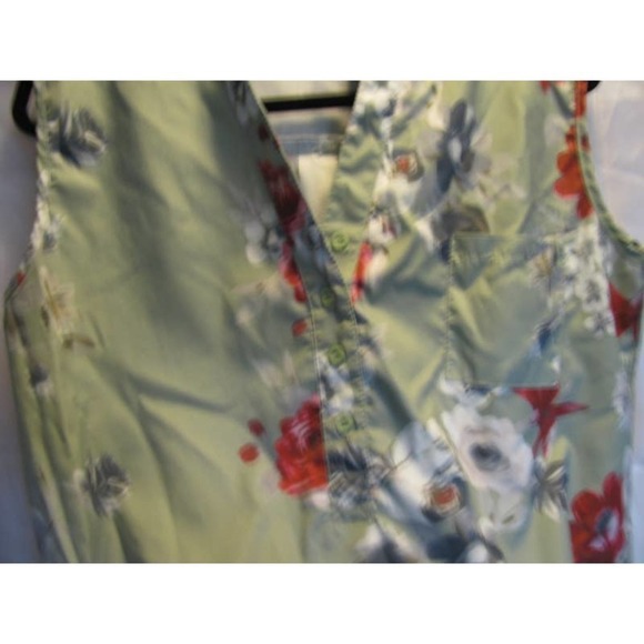 Amazon top, size XL, spring green floral sleeveless collar Button front. - Picture 9 of 9